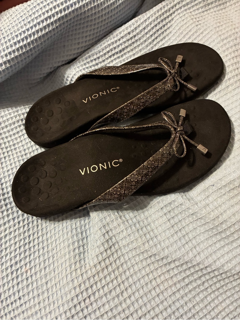 Vionic Black Sandal Thongs with Silver Patterned Straps Never worn - Picture 3 of 3